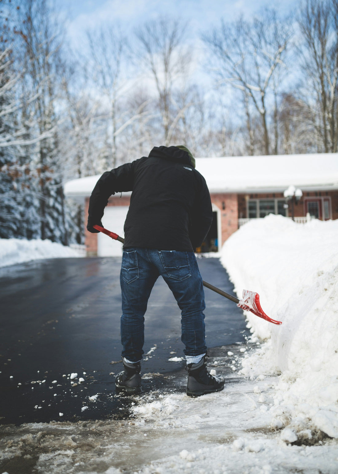 Snow Shovelling Safety Tips for Calgarians: Keep Your Winter Workouts Safe and Efficient